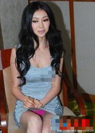 为博眼球当众“撩裙泄春光”的美女明星（图）(5)