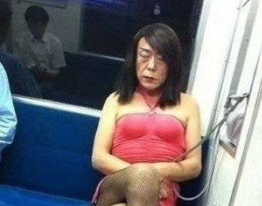 男子背刺猬包吓坏地铁乘客 盘点那些地铁奇葩