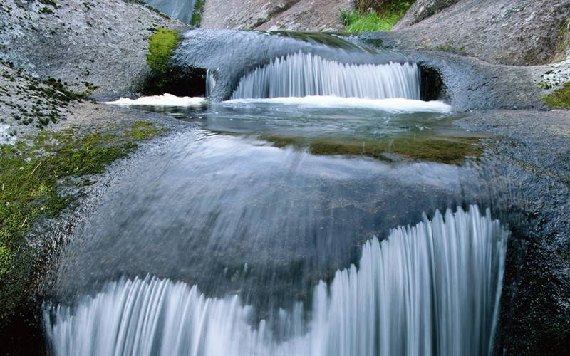 水流喘急的溪流瀑布美景图片