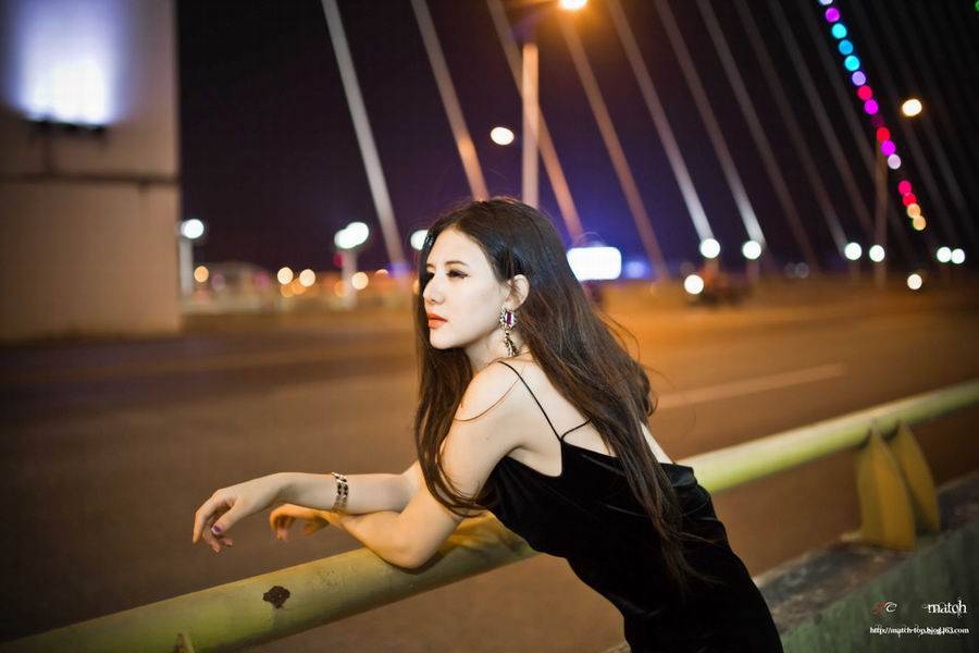 性感黑色吊带裙美女路边清凉照