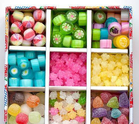 小巧甜蜜的彩虹糖摄影图片