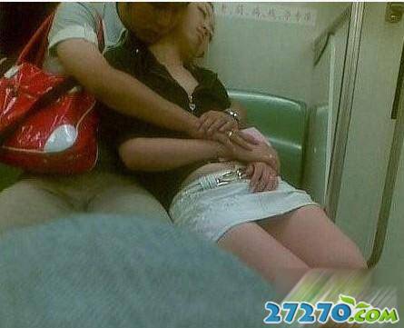 地铁里的神仙情侣们