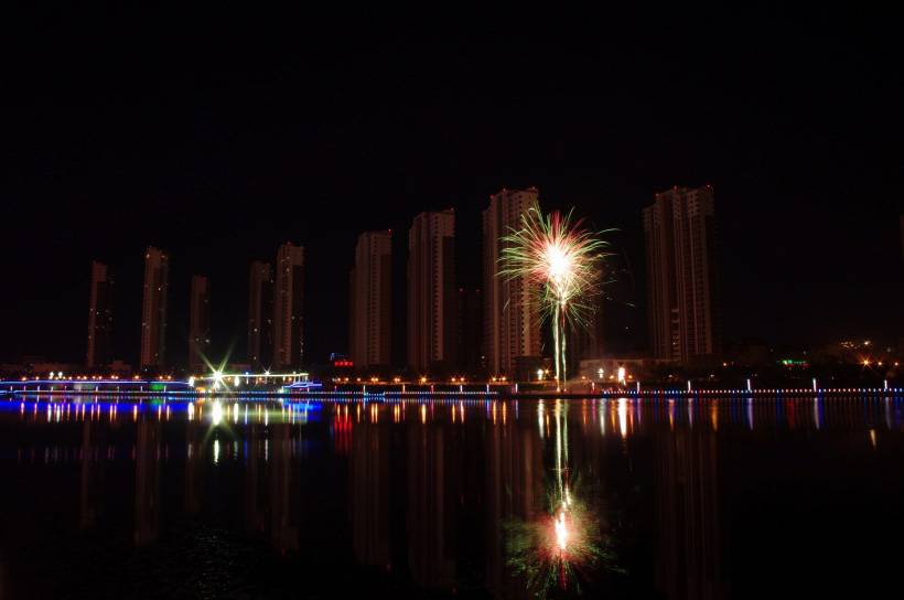 黑龙江齐齐哈尔大学夜景唯美图片