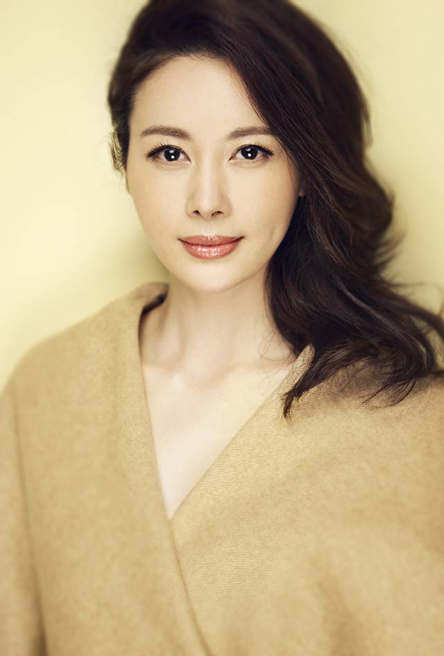 气质美女演员邓英春日户外优雅迷人写真