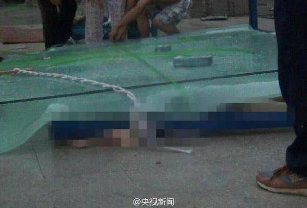 大风吹倒700斤玻璃两女子被砸 重伤者全身骨折(2)