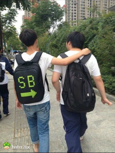 搞笑亮点图片之“SB”专属书包