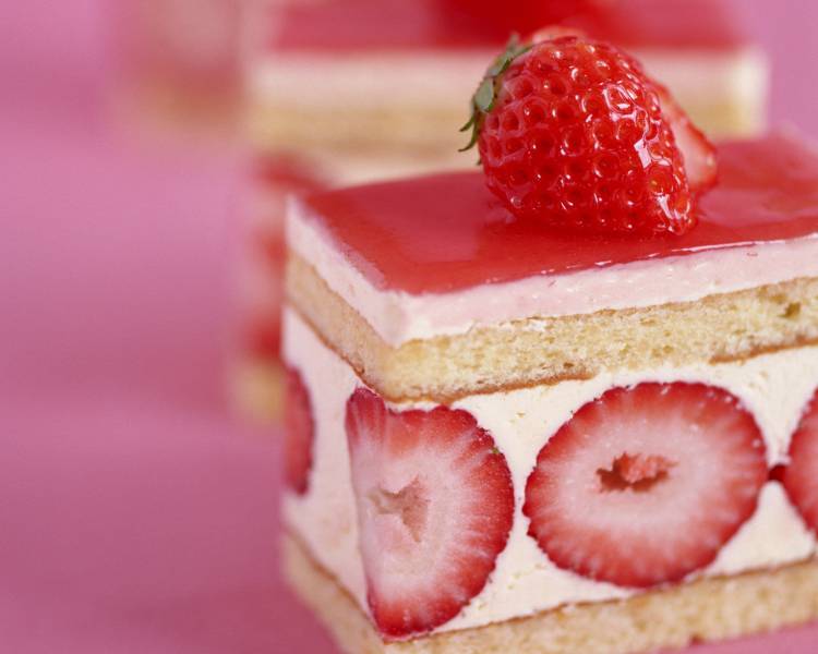 鲜红甜美的草莓蛋糕图片