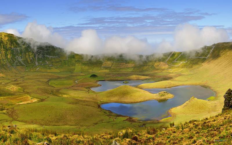 火山口上的湖泊美景高清组图