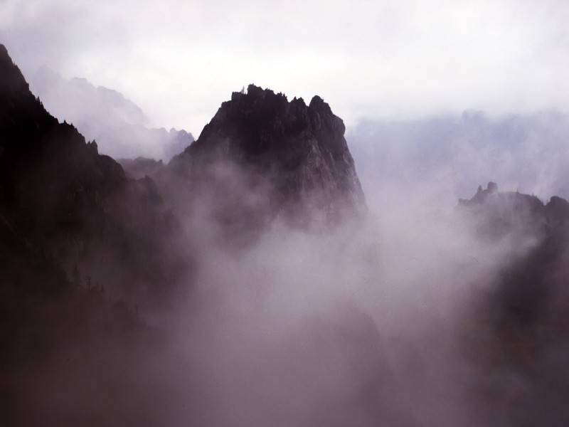 云雾缭绕唯美景色图片壁纸