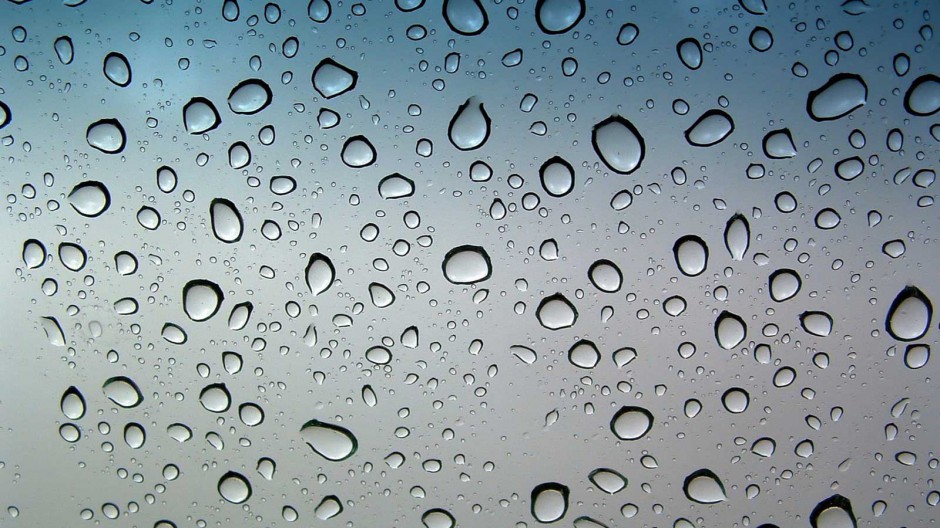 下雨天水滴风景图片清澈透明