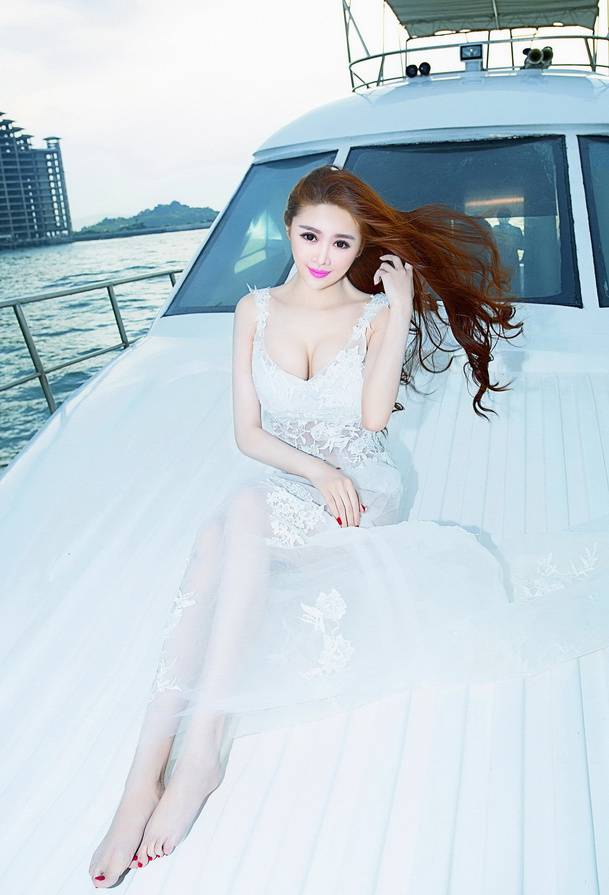 李馨诺白色主题性感写真