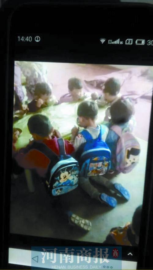 郑州一幼儿园被曝孩子跪着吃早餐 老师：没凳子