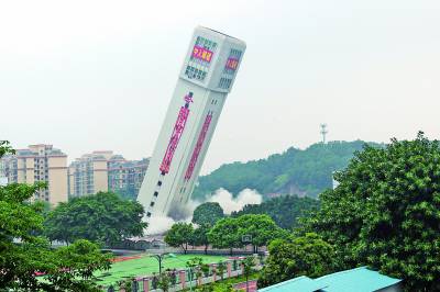 广州百米高楼成功爆破拆除