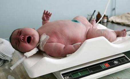产妇产下12.9斤巨婴 网友调侃“胖虎这娃真调皮”