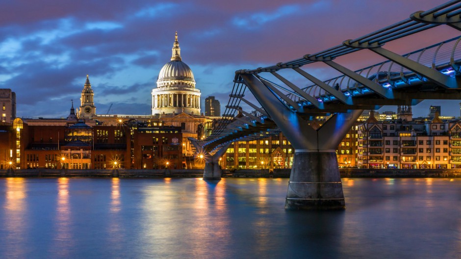 英国伦敦千禧桥夜景摄影