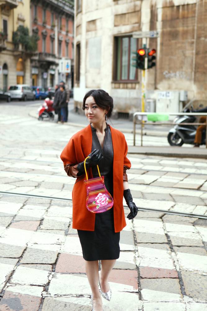 张檬个性烟熏妆亮相时尚街拍