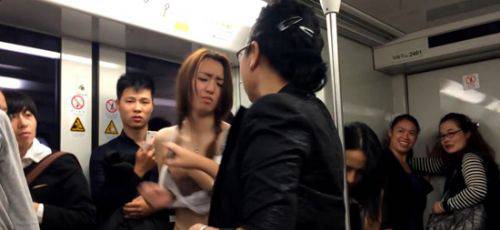 上海地铁妙龄女当众脱衣 被批营销手段恶俗无下线