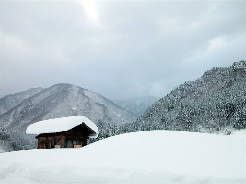 屹立在白雪海洋中的山间小屋