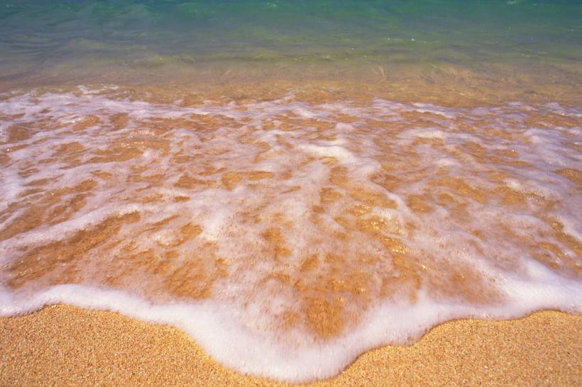沙滩海浪唯美蓝色大海图片