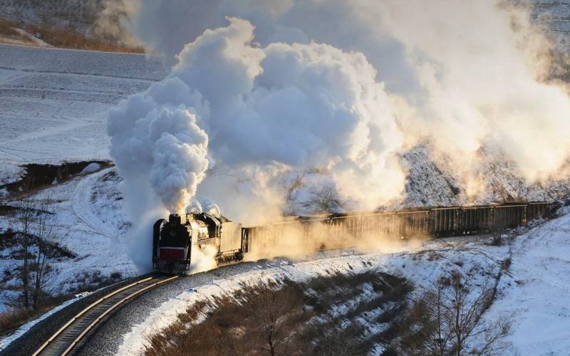 冬天风雪中行驶的火车精美壁纸