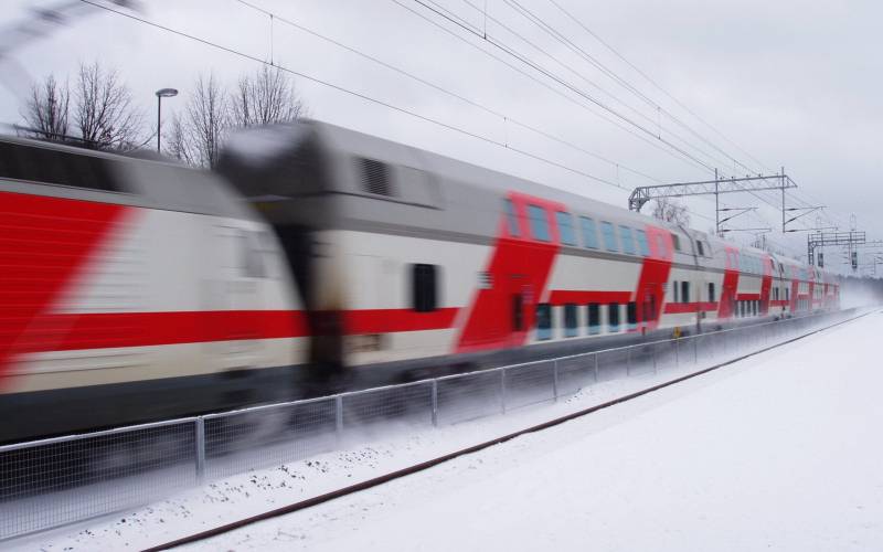冬天风雪中行驶的火车精美壁纸