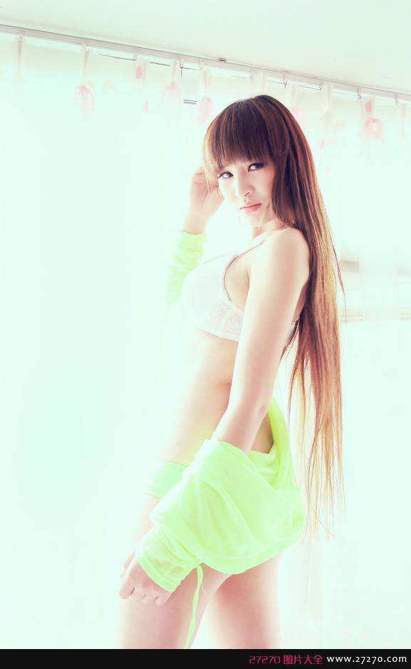 美女小妞苏夏臭美自拍写真