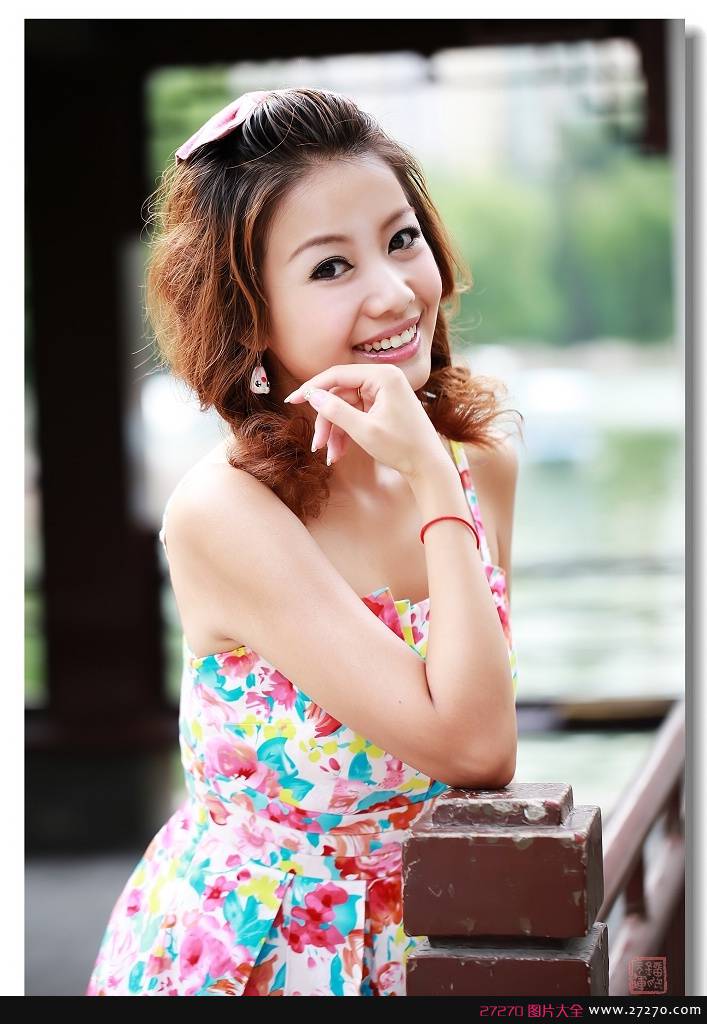 街拍清纯性感小明星