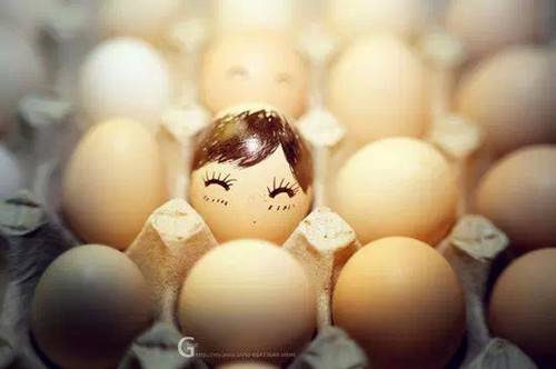 个性彩绘温馨鸡蛋的一家