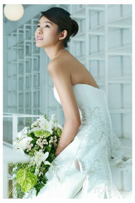 于娜白色个性婚纱大片展优雅身姿