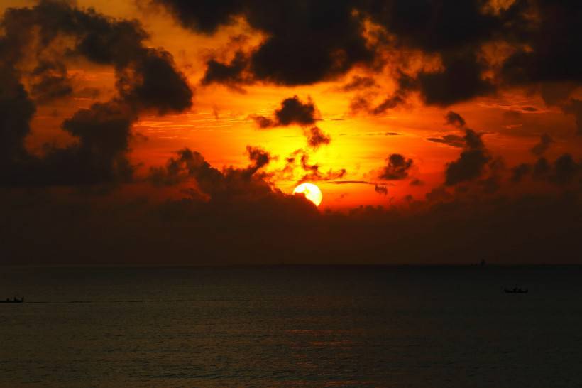 夕阳下的海边日落风景图片