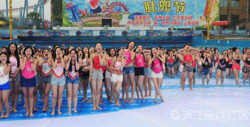 杭州数千美女集体穿肚兜拍毕业照