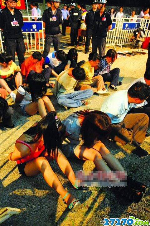 香港警方扫黄现场 60偷渡女被遣返
