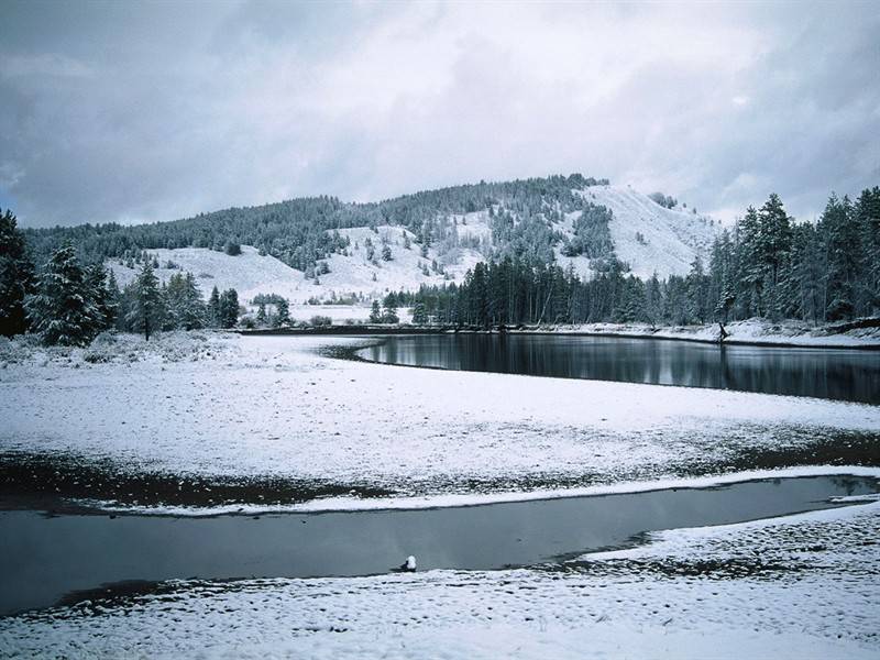 冬季郊区山雪美景图片