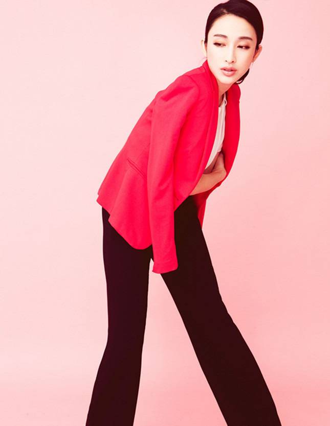 张俪红色西服写真面容清秀恬淡