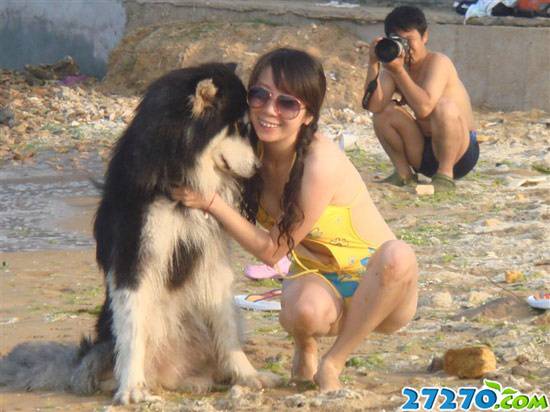疯狂彪悍的女人大街上毫无忌讳