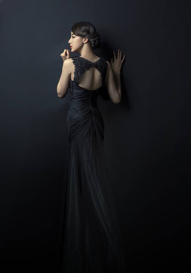 米露性感黑裙大秀S型曲线