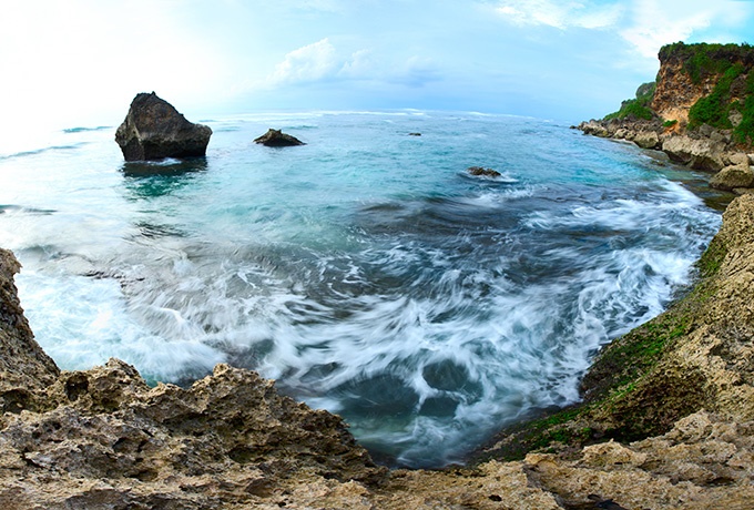 碧波荡漾的海岸岛屿风景图片