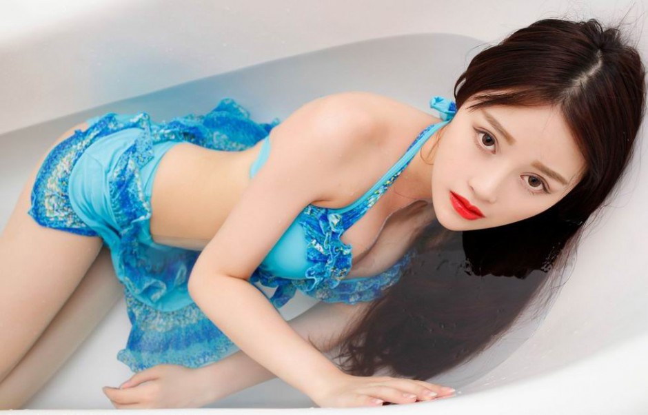 美女蓝色比基尼浴缸迷人写真
