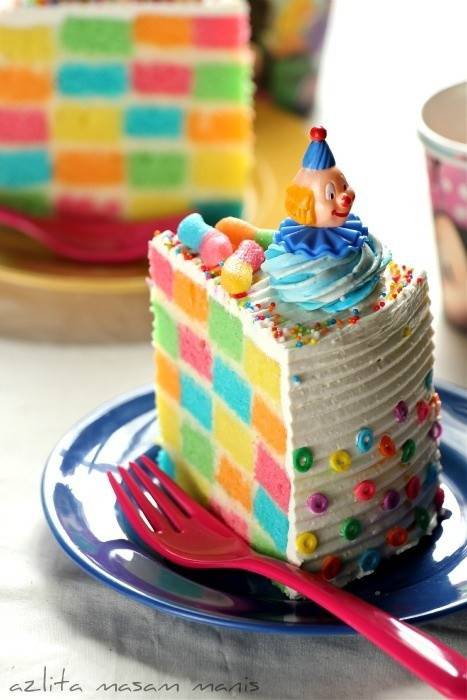 双层彩虹蛋糕图片色彩鲜艳