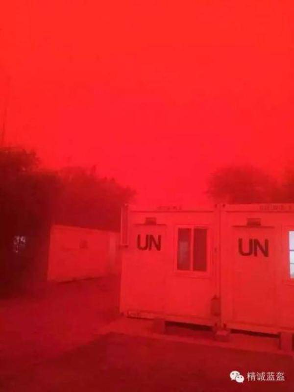 罕见红色沙尘暴现维和营地 天空血红色气氛肃杀