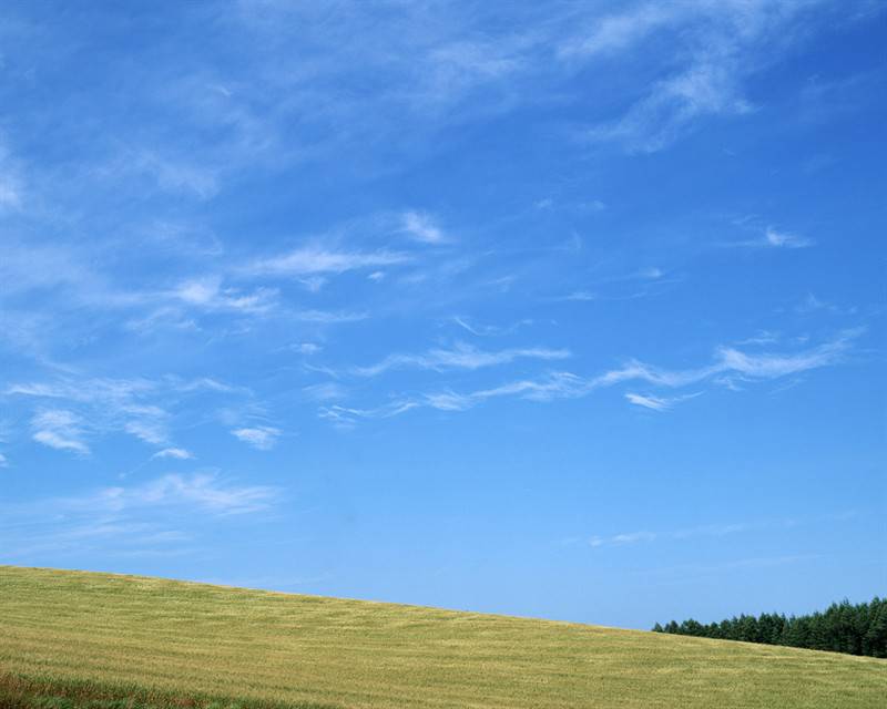 蔚蓝天空高山远景图片