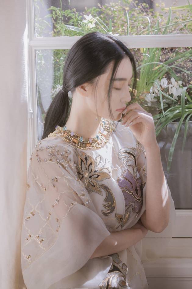 性感女神张馨予身穿薄纱短裙唯美拍摄