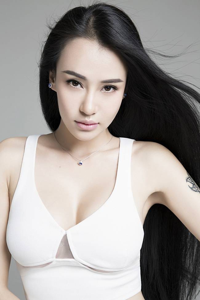 瑜伽女王母其弥雅时尚性感定型照