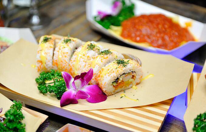 口味鲜美的日本海鲜寿司饭团