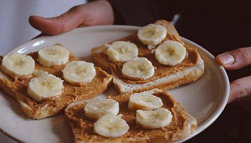 营养早餐之香蕉面包与花生酱