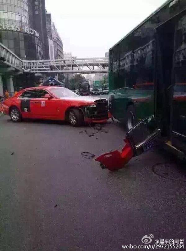 鸟叔在杭州出车祸劳斯莱斯撞公交(2)