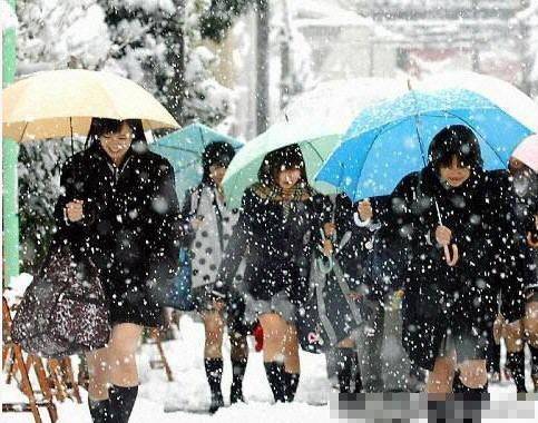 冬天日本女生喜欢穿短裙