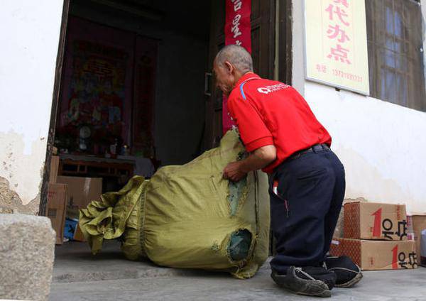 六旬无腿快递员膝行送快递 双手改变命运的践行者(2)