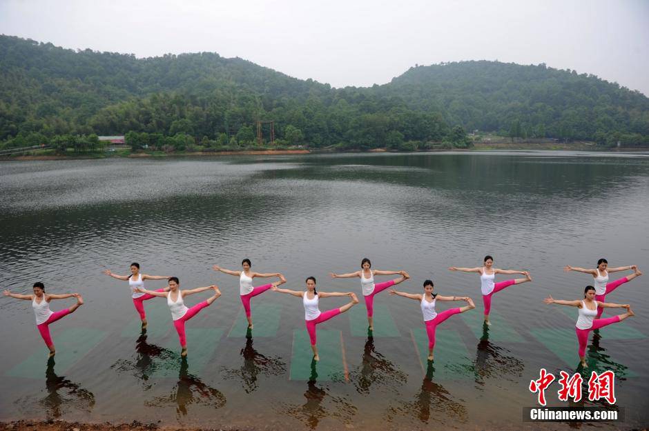 美女瑜伽达人上演高难度水上瑜伽(2)