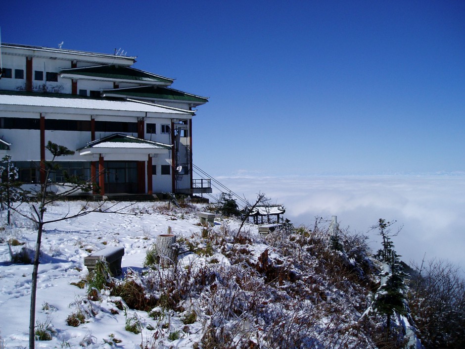 唯美迷人的峨眉山万佛顶雪景高清图片